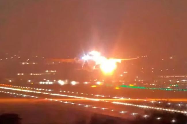 突发! 载286人客机起飞后发动机爆炸 视频曝光